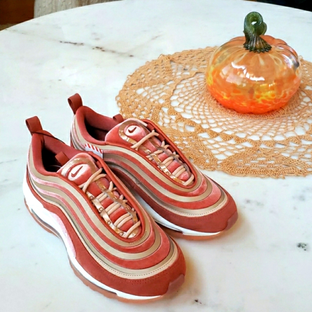 NWT Nike Air max 97 Ultra17 Luxe in dusty peach velvet size 8